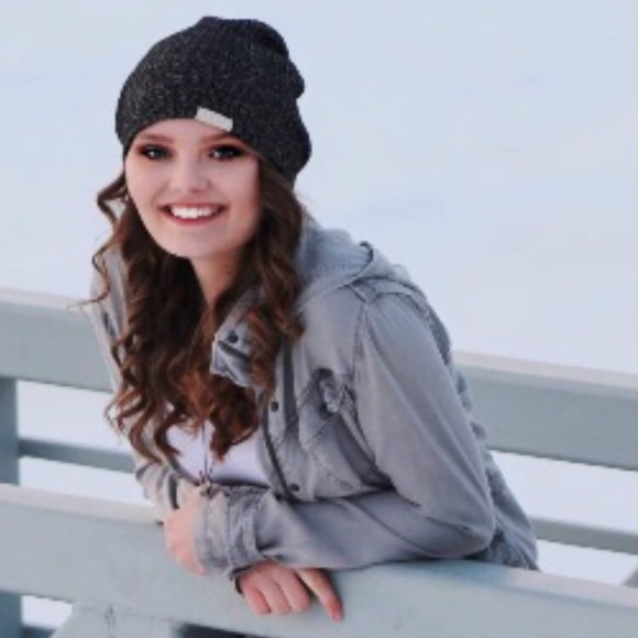 Meet your Posher, Kendra - Picture 2 of 2